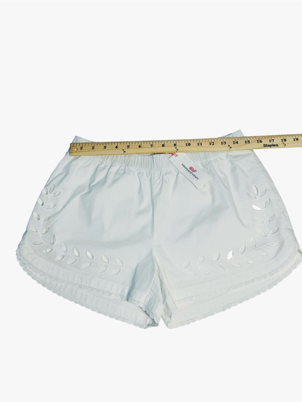 Vineyard Vines Women's White
Cotton Eyelet Hem Pull-On
Shorts - Picture 4 of 9